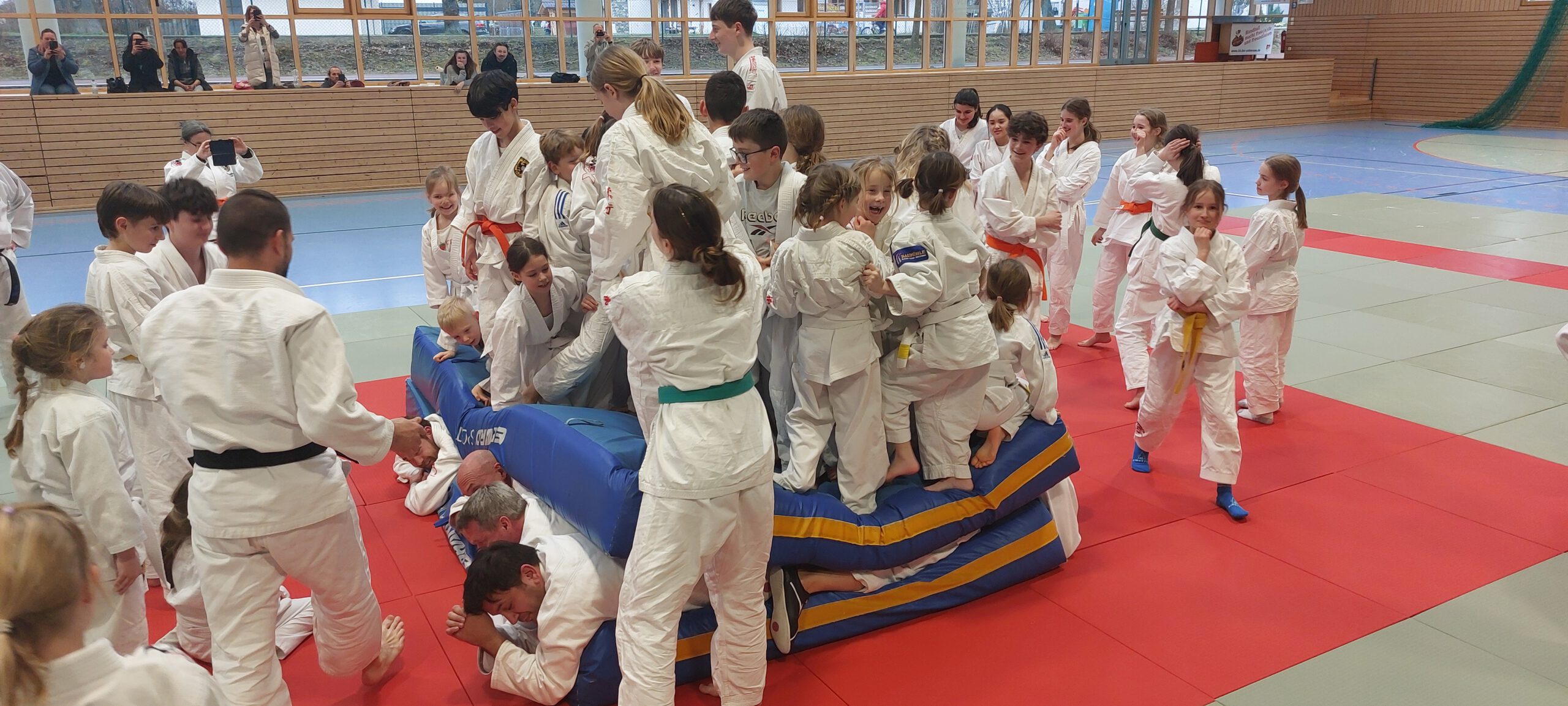 You are currently viewing Landeslehrgang mit fast 80 Kindern und Jugendlichen in Übersee